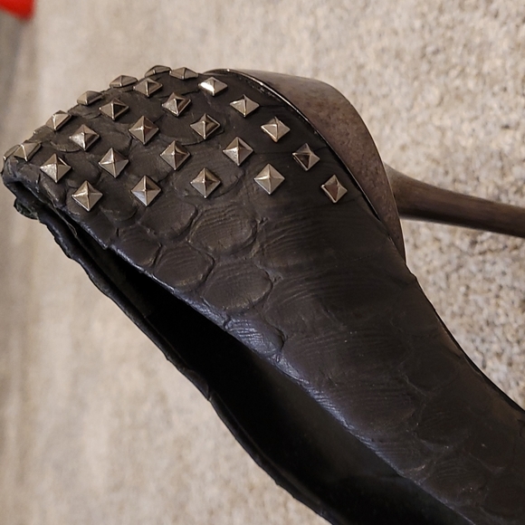 BCBG black leather snakeskin studded pumps - Picture 8 of 9